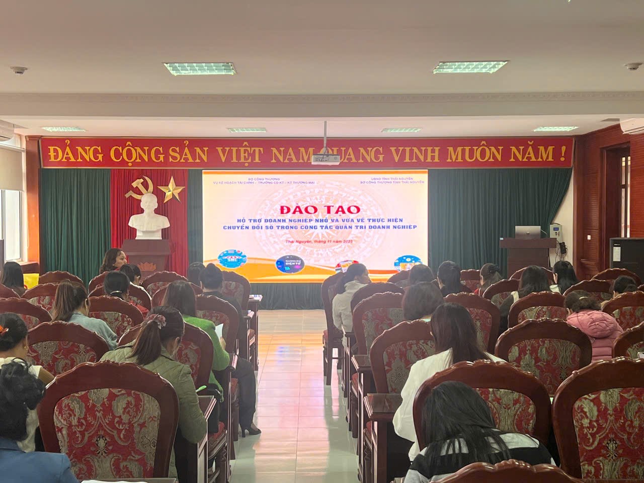 Khai mạc lớp tập huấn hỗ trợ phụ nữ tham gia sàn thương mại điện tử