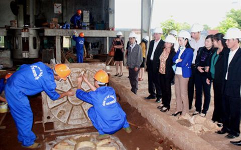 Các đại biểu tham quan quy trình làm khuôn trước khi đúc sản phẩm của Công ty CP Đúc Thái Nguyên