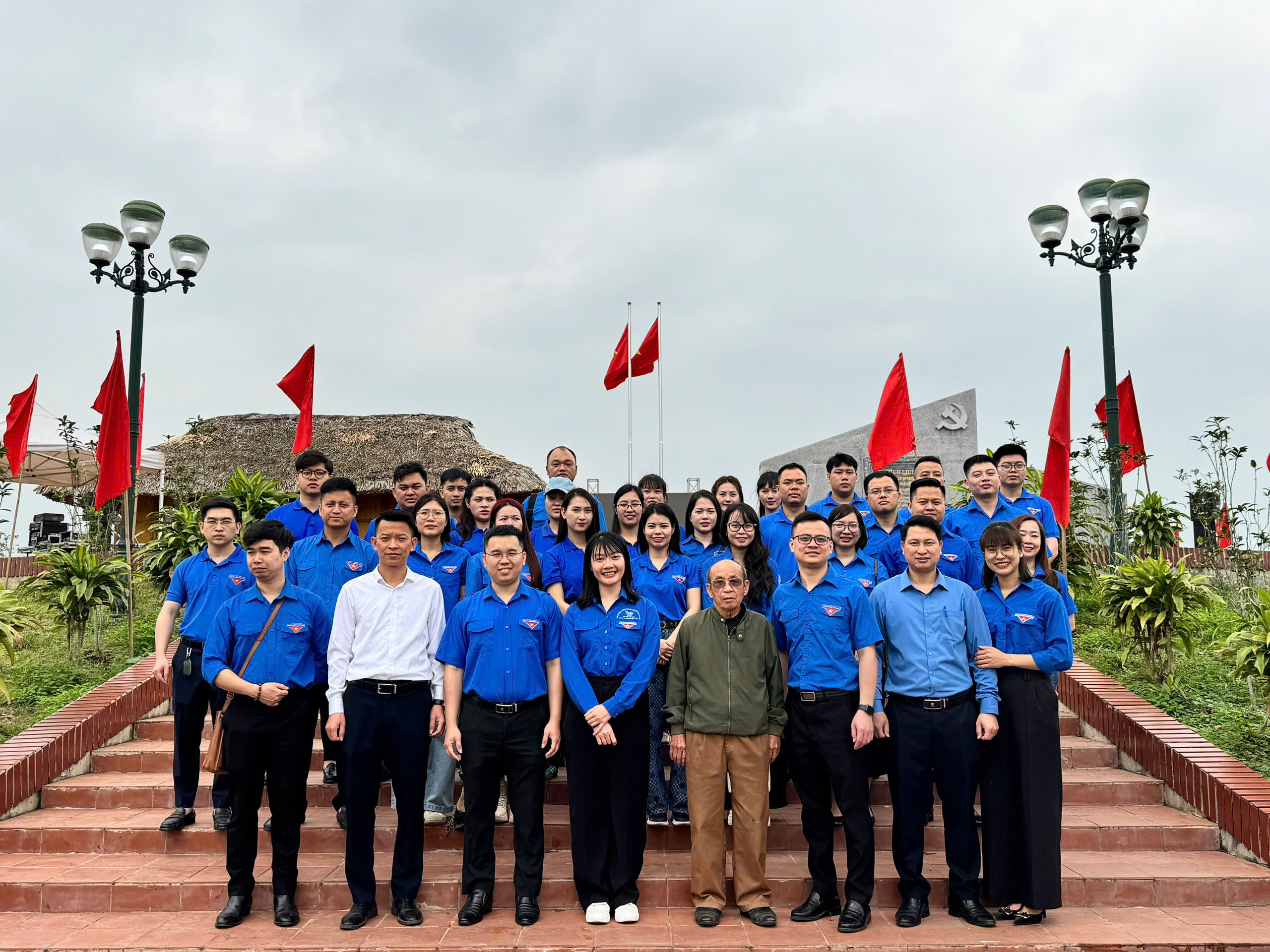 Đoàn Thanh niên Sở Công Thương tổ chức hành trình về nguồn - Sáng mãi  lý tưởng Đảng