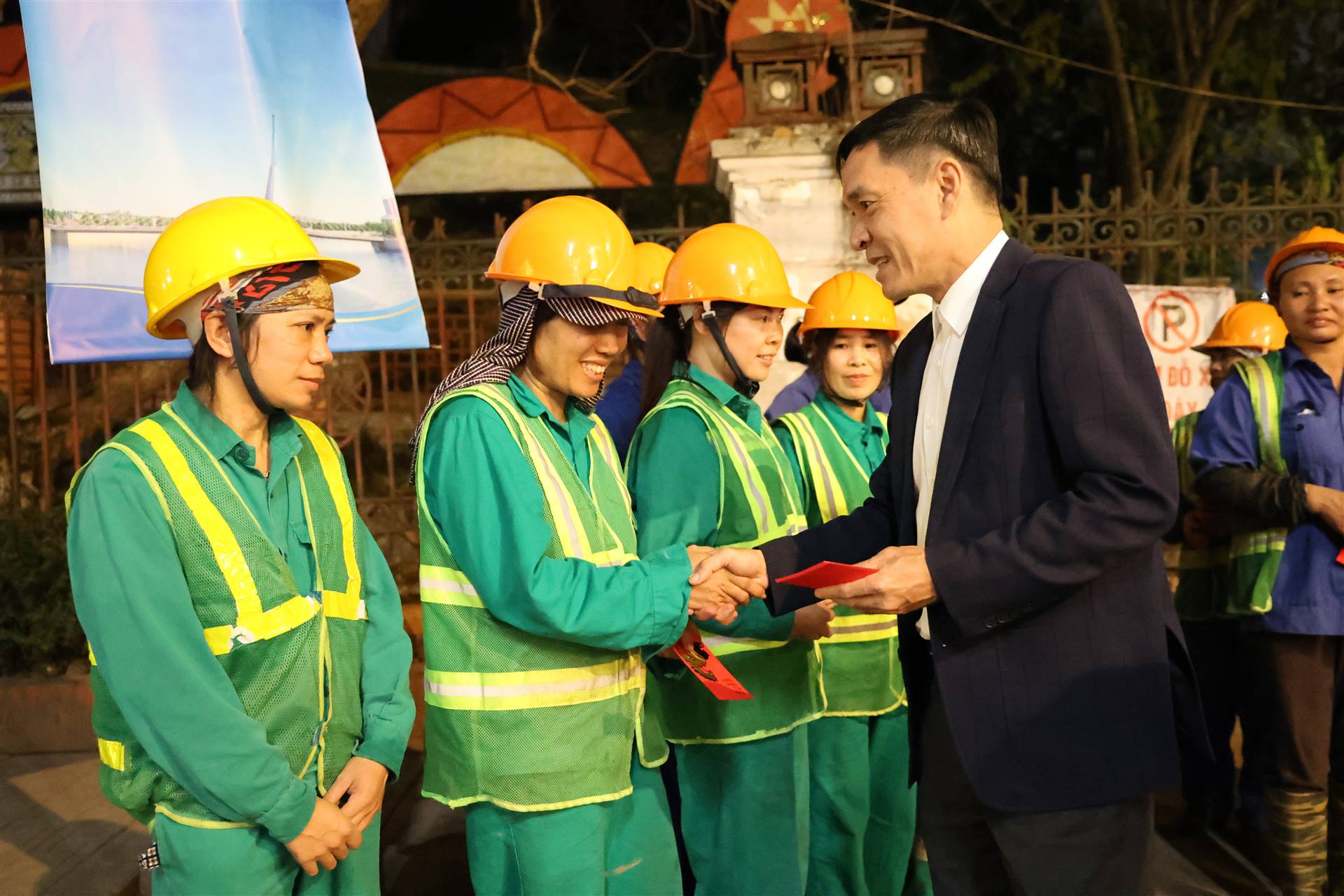 Ấm áp nghĩa tình đêm giao thừa: Lãnh đạo Sở Nông nghiệp và Môi trường thăm, động viên công nhân vệ sinh môi trường 