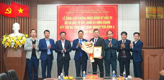 Lễ trao giấy chứng nhận đăng ký đầu tư cho Dự án xây dựng và kinh doanh kết cấu hạ tầng Khu công nghiệp Yên Bình 3