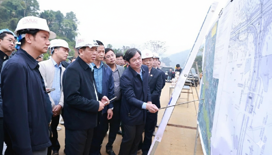 BỘ TRƯỞNG BỘ XÂY DỰNG KIỂM TRA TIẾN ĐỘ CÁC DỰ ÁN GIAO THÔNG TRỌNG ĐIỂM TẠI THÁI NGUYÊN
