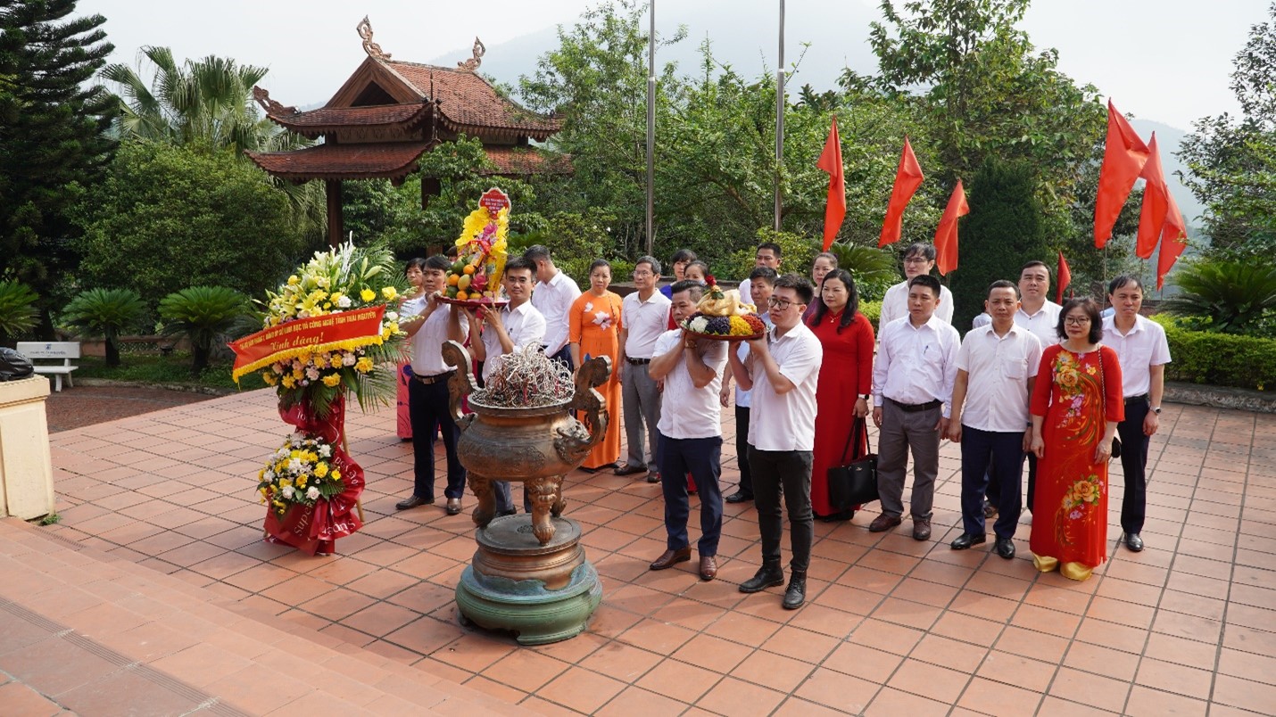Sinh hoạt chuyên đề “Giáo dục truyền thống cách mạng, truyền thống của địa phương cho cán bộ, đảng viên”