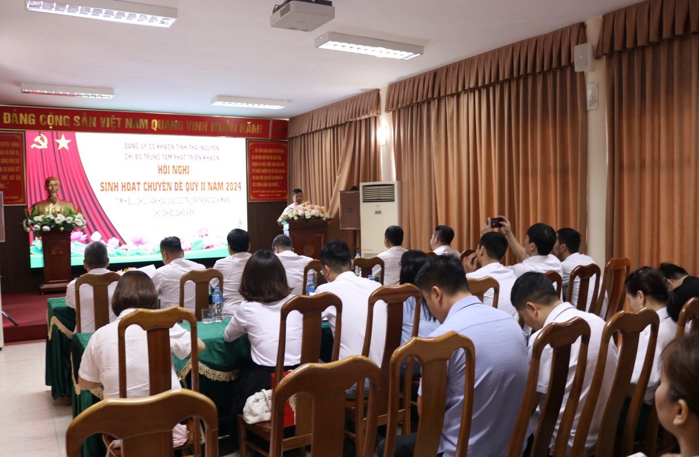 Chi bộ Trung tâm Phát triển KH&CN sinh hoạt chuyên đề tại khu tích lịch sử “K9 - Đá Chông”  -0