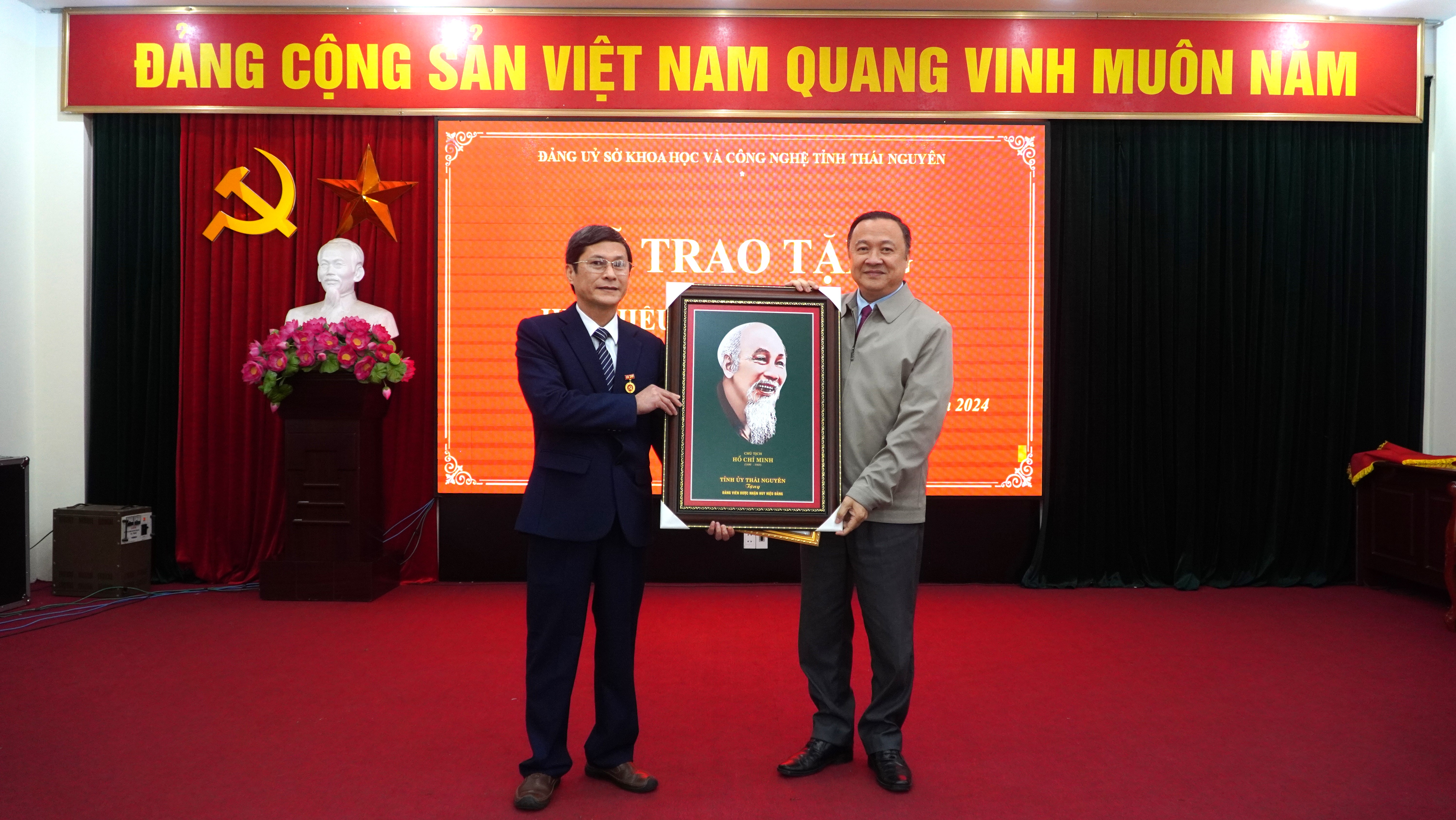 Lễ trao tặng Huy hiệu 30 năm tuổi Đảng đợt 03/2/2024