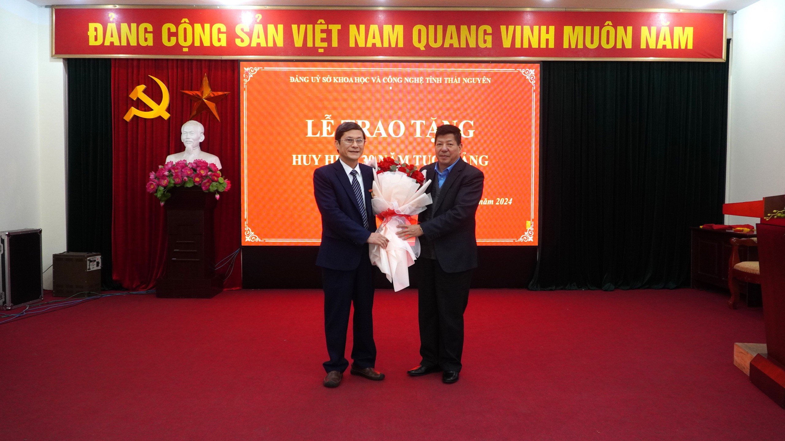 Lễ trao tặng Huy hiệu 30 năm tuổi Đảng đợt 03/2/2024 -0