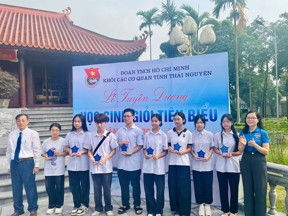 Tuyên dương học sinh giỏi tiêu biểu năm học 2023-2024