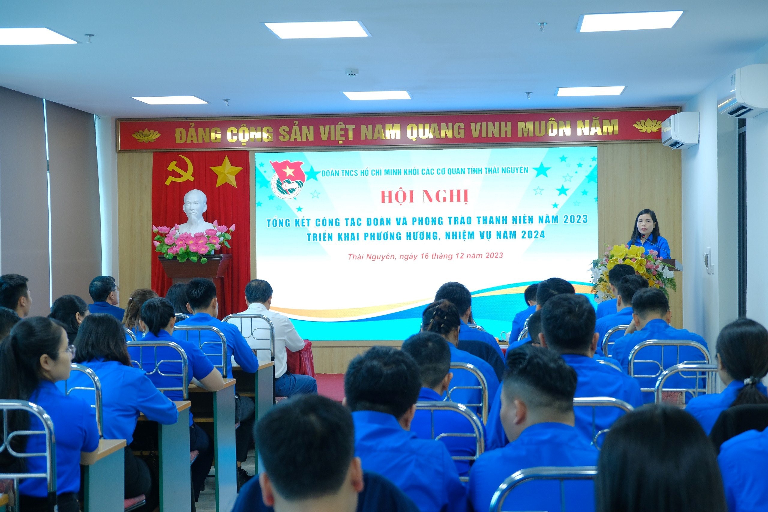 Tham dự hội nghị tổng kết công tác đoàn và phong trào thanh niên