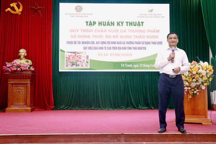 A person standing on a stage
Description automatically generated