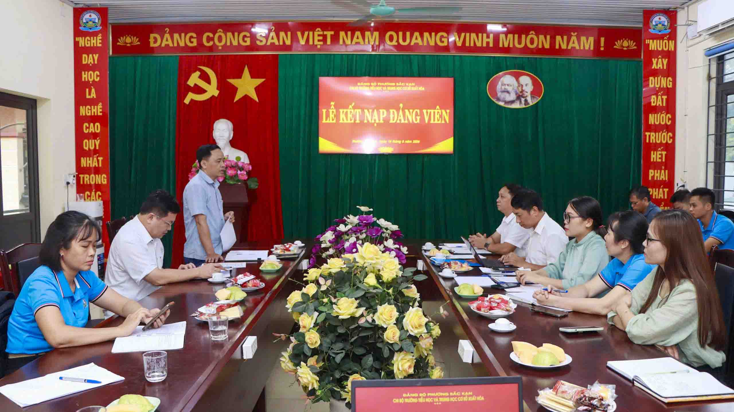 Chi bộ Trường TH&amp;THCS Xuất Hóa tổ chức Lễ kết nạp đảng viên mới