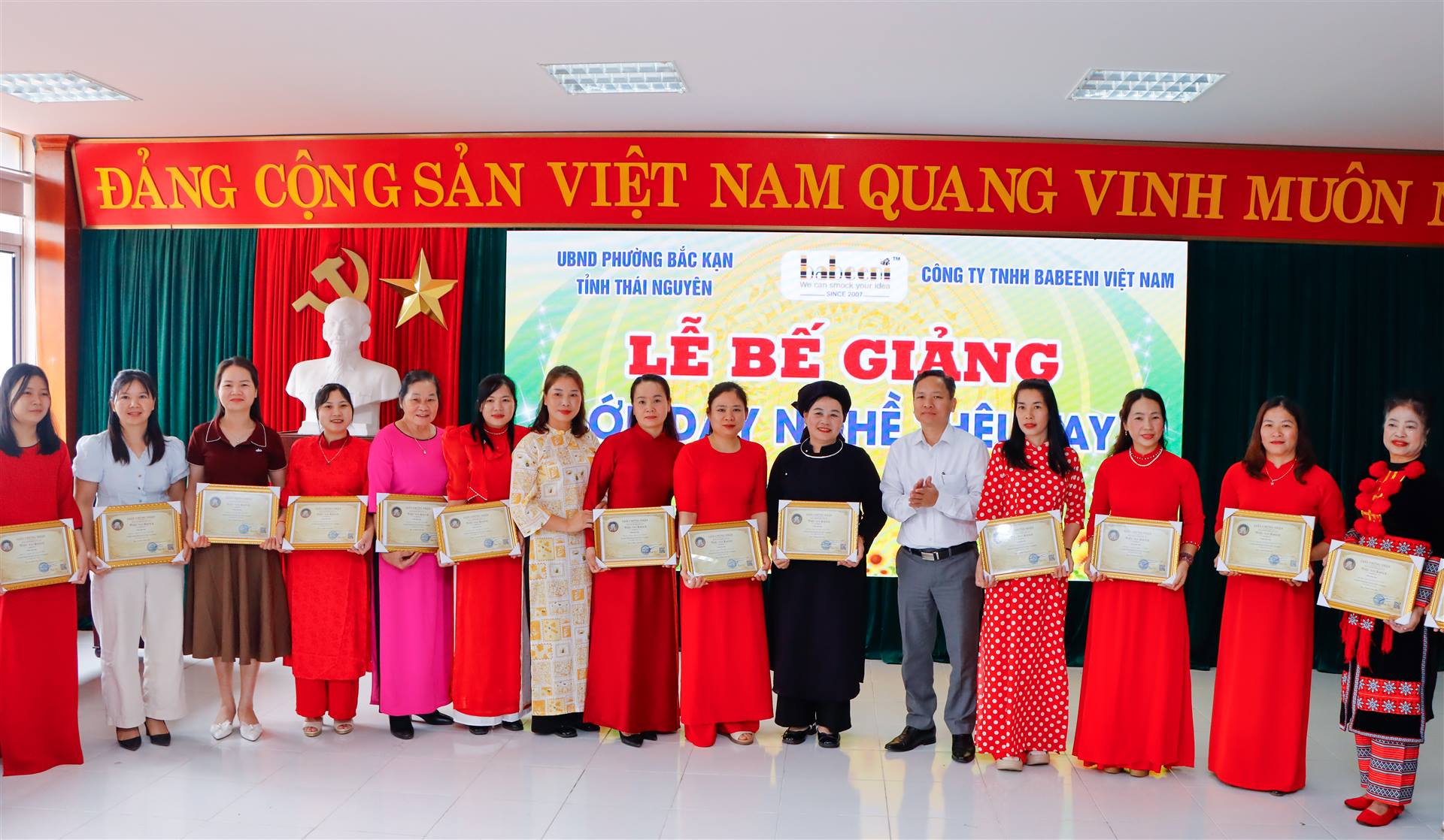 Bế giảng lớp dạy nghề thêu tay cho 48 học viên