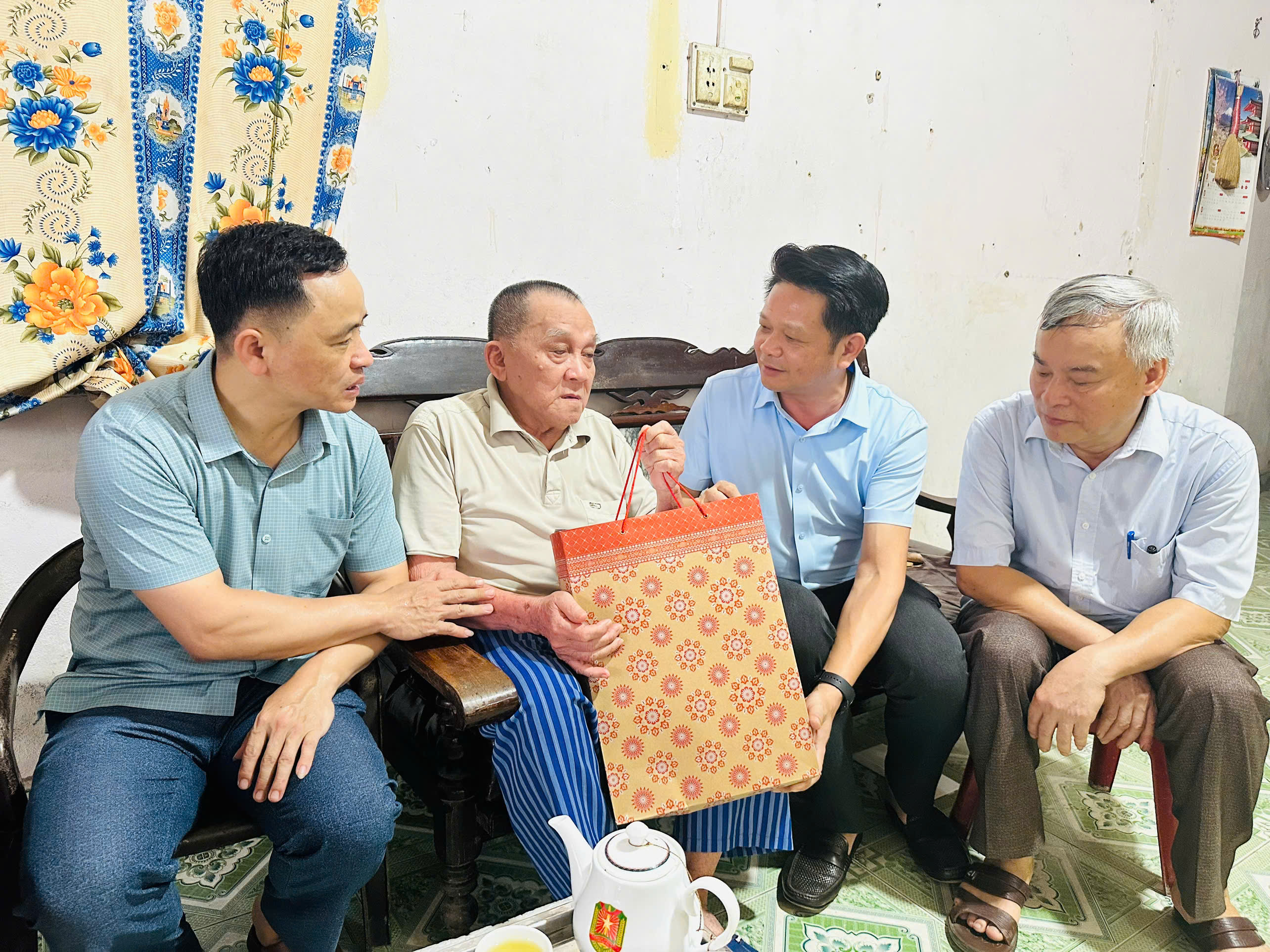 Đồng chí Đinh Huy Hoàng, Chủ tịch UBND phường Bắc Kạn thăm tặng quà Người cao tuổi nhân ngày 6/6