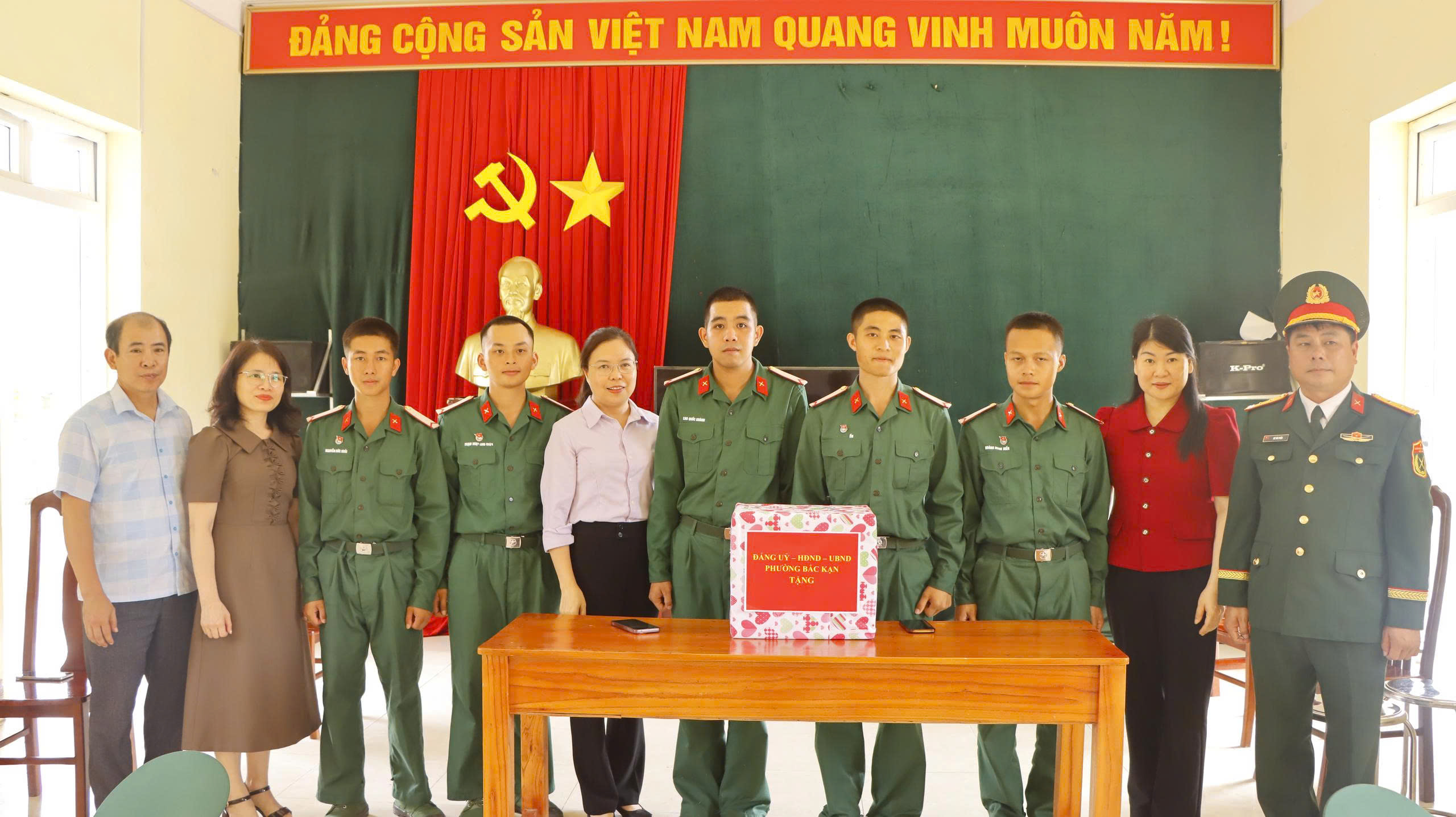 Lãnh đạo phường Bắc Kạn dự và thăm các chiến sĩ tại Lễ tuyên thệ chiến sĩ mới tại Trung đoàn 750