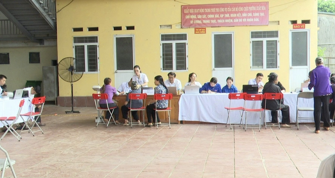 Hơn 400 người dân phường Bắc Kạn tham gia khám sức khỏe miễn phí đợt 1