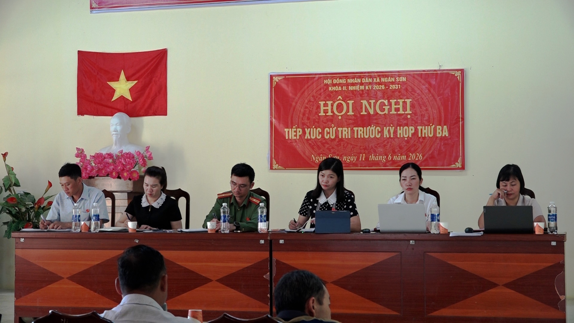Đại biểu HĐND xã Ngân Sơn khóa II, nhiệm kỳ 2026-2031 TXCT trước kỳ họp thứ ba Sáng 11/6/2026, tại Nhà Văn hóa thôn Hoàng Phài, Tổ đại biểu HĐND xã Ngân Sơn khóa II, nhiệm kỳ 2026–2031 gồm các đồng chí: Dương Thị Phương Quế, Phó Bí thư Đảng ủy, Chủ tịch UBND xã; Hà Kiều Diễm, Phó Chủ tịch HĐND xã; Ngô Hoàng Mai, Chủ tịch Ủy ban MTTQ xã; Đồng Thị Thùy, Phó Trưởng Ban Kinh tế- Ngân sách HĐND xã; Chu Tuấn Khanh, Phó trưởng Công an xã Ngân Sơn; Lý Văn An, Trưởng thôn Trung tiến đã có cuộc tiếp xúc với cử tri các thôn Khuổi Diễn, Hợp Tiến I, Hoàng Phài, Tân Tiến, Nà Ngàn, Cốc Mỏong, Tát Rịa, Phiêng Lèng, Lũng Viền, Tân Lập, Trung Tiến, Nà Cháo, Đồng Tâm, Bản Sù trước kỳ họp thứ ba (kỳ họp thường lệ giữa năm 2026).  Đồng chí Phạm Lê Nguyên, Ủy viên BCH Đảng bộ tỉnh, Bí thư Đảng ủy xã tham dự hội nghị.  Tại hội nghị, đại biểu HĐND xã đã thông tin tới cử tri về kết quả các kỳ họp thứ nhất, thứ hai của HĐND xã khóa II; dự kiến nội dung, chương trình kỳ họp thứ ba; đồng thời báo cáo tóm tắt tình