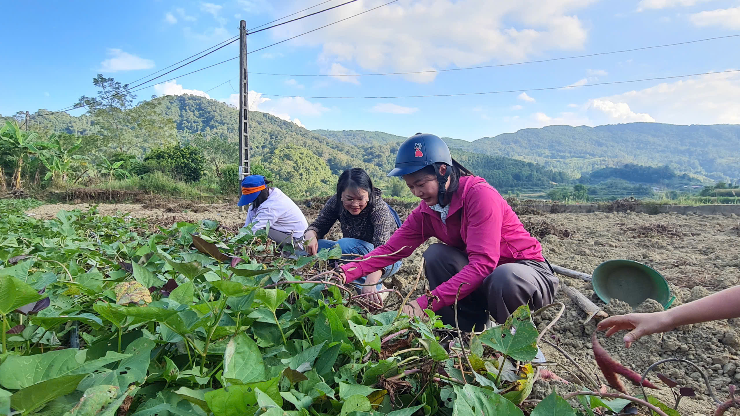 Chủ tịch UBND xã thăm, nắm tình hình phát triển kinh tế - xã hội tại các thôn đặc biệt khó khăn