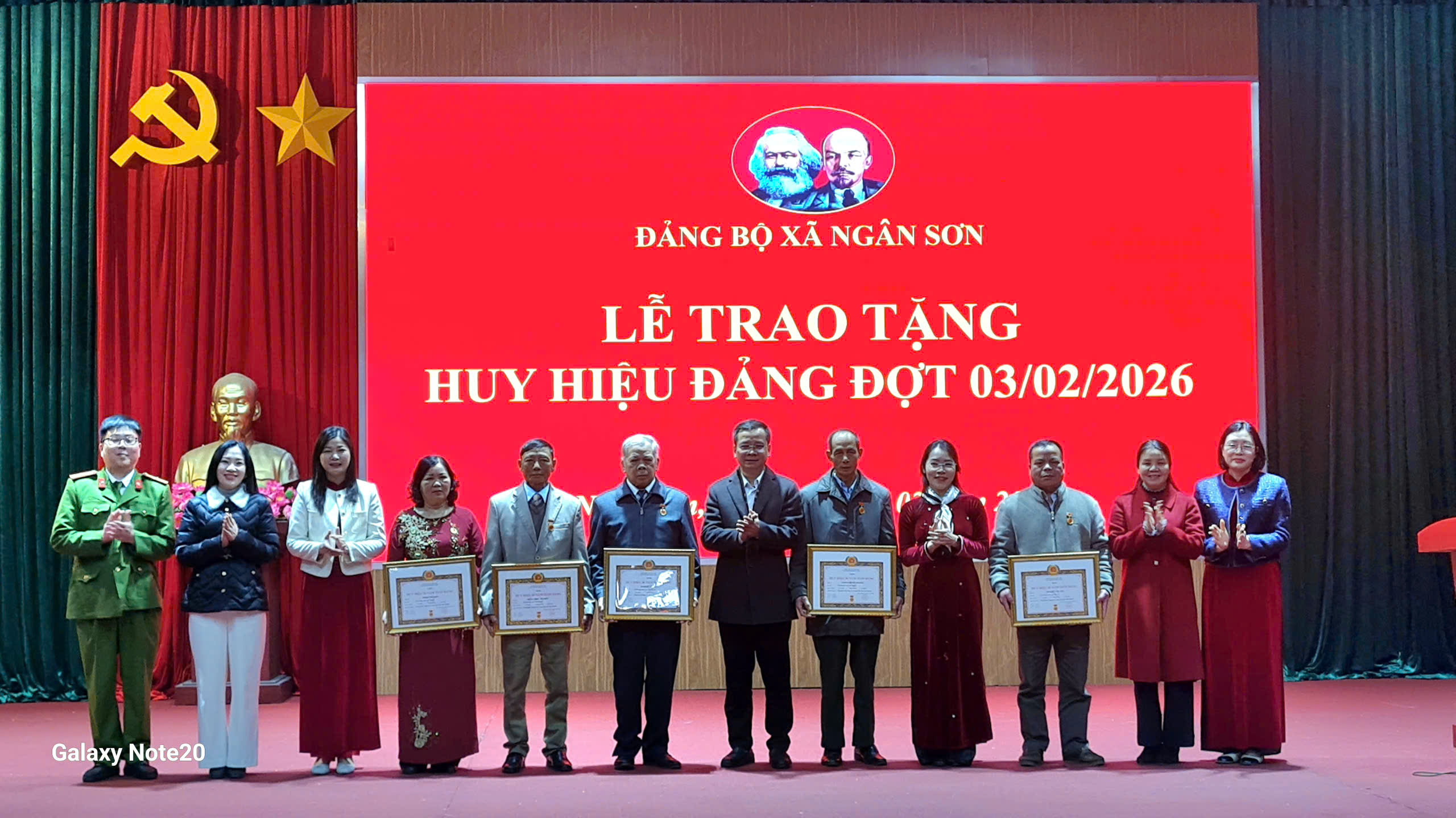 Ngân Sơn: Trao tặng Huy hiệu Đảng đợt 03/02