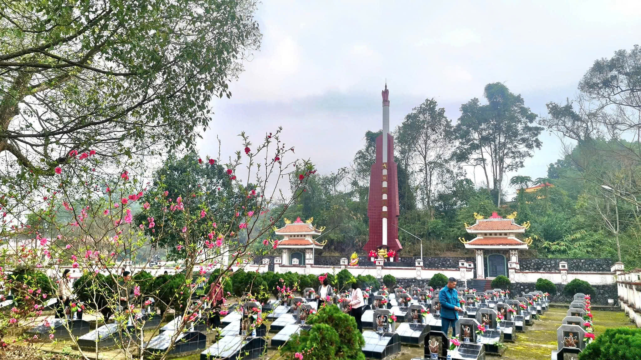 Đảng ủy, HĐND, UBND, Ủy ban MTTQ xã Ngân Sơn viếng Nghĩa trang Liệt sĩ ngày đầu xuân Bính Ngọ 2026