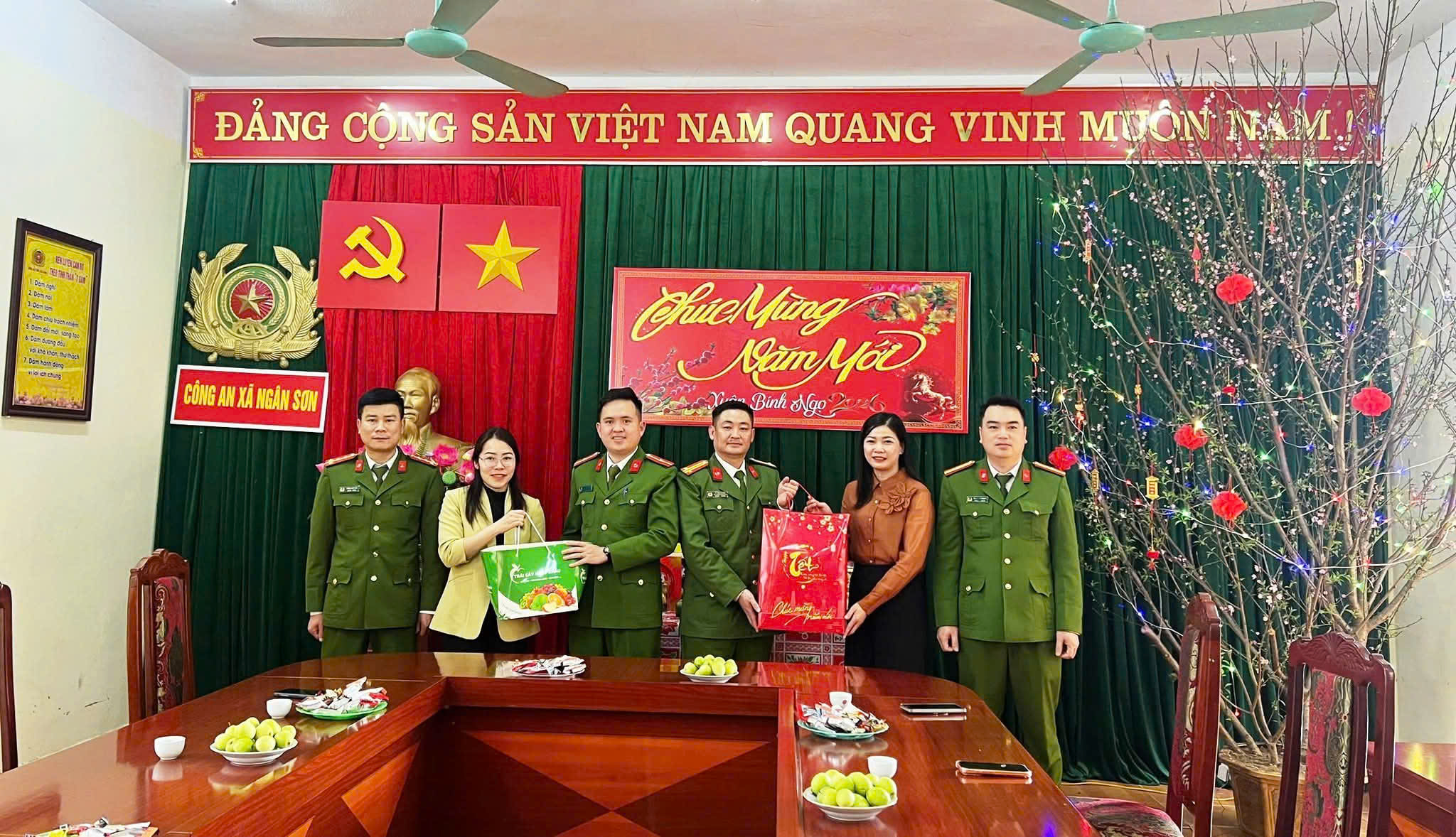 Lãnh đạo xã Ngân Sơn thăm, chúc Tết, tặng quà các đơn vị trực Tết Nhân dịp chuẩn bị đón Tết Nguyên đán Bính Ngọ 2026,