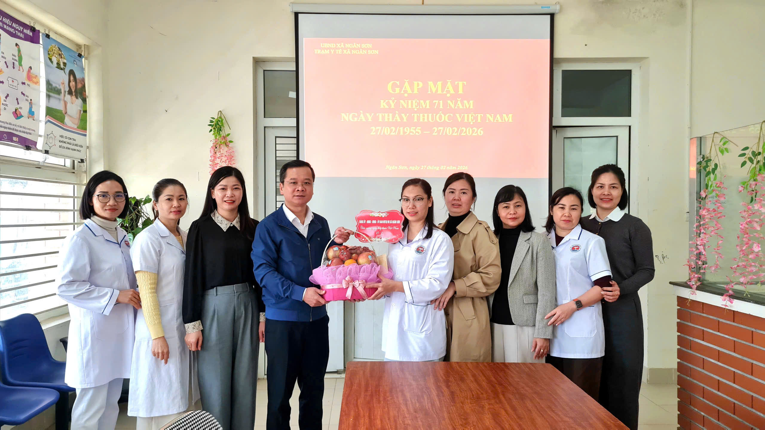 Lãnh đạo xã Ngân Sơn chúc mừng các đơn vị y tế nhân kỷ niệm 71 năm ngày Thầy thuốc Việt Nam