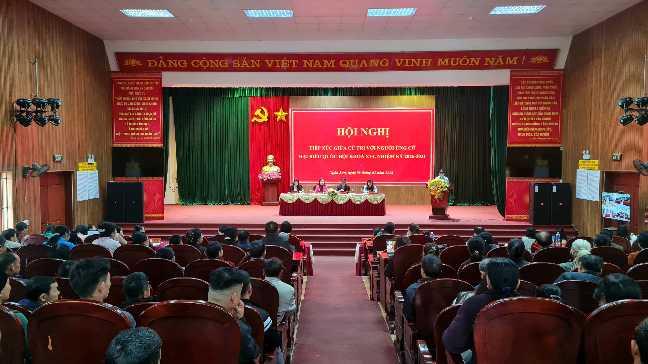 Ứng cử viên đại biểu Quốc hội tiếp xúc cử tri đơn vị bầu cử số 5