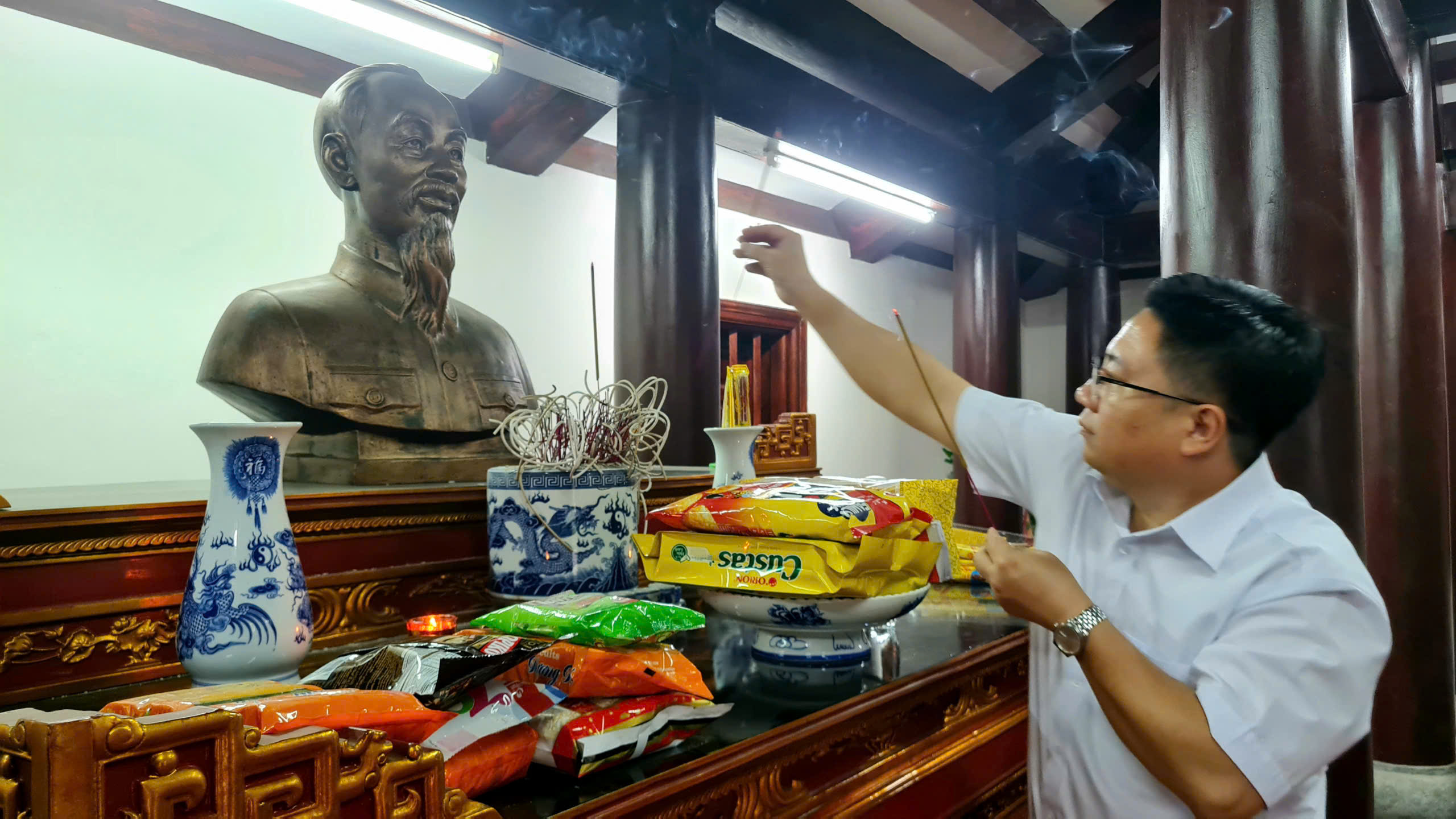 Dâng hương tưởng niệm Chủ tịch Hồ Chí Minh 