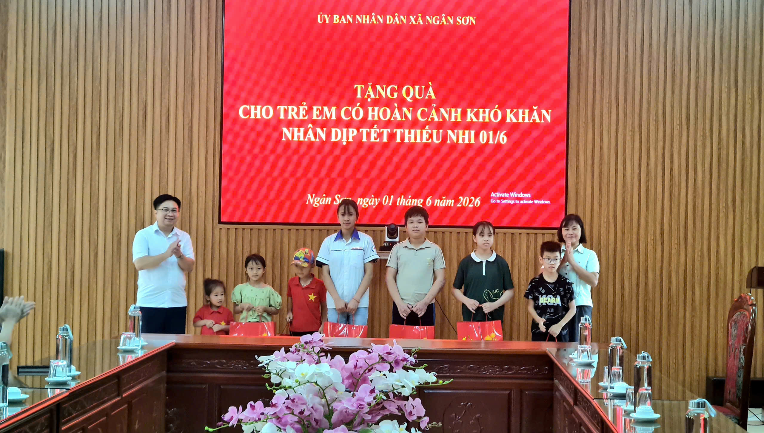 Thăm, tặng quà trẻ em có hoàn cảnh khó khăn nhân dịp Tết thiếu nhi 1/6