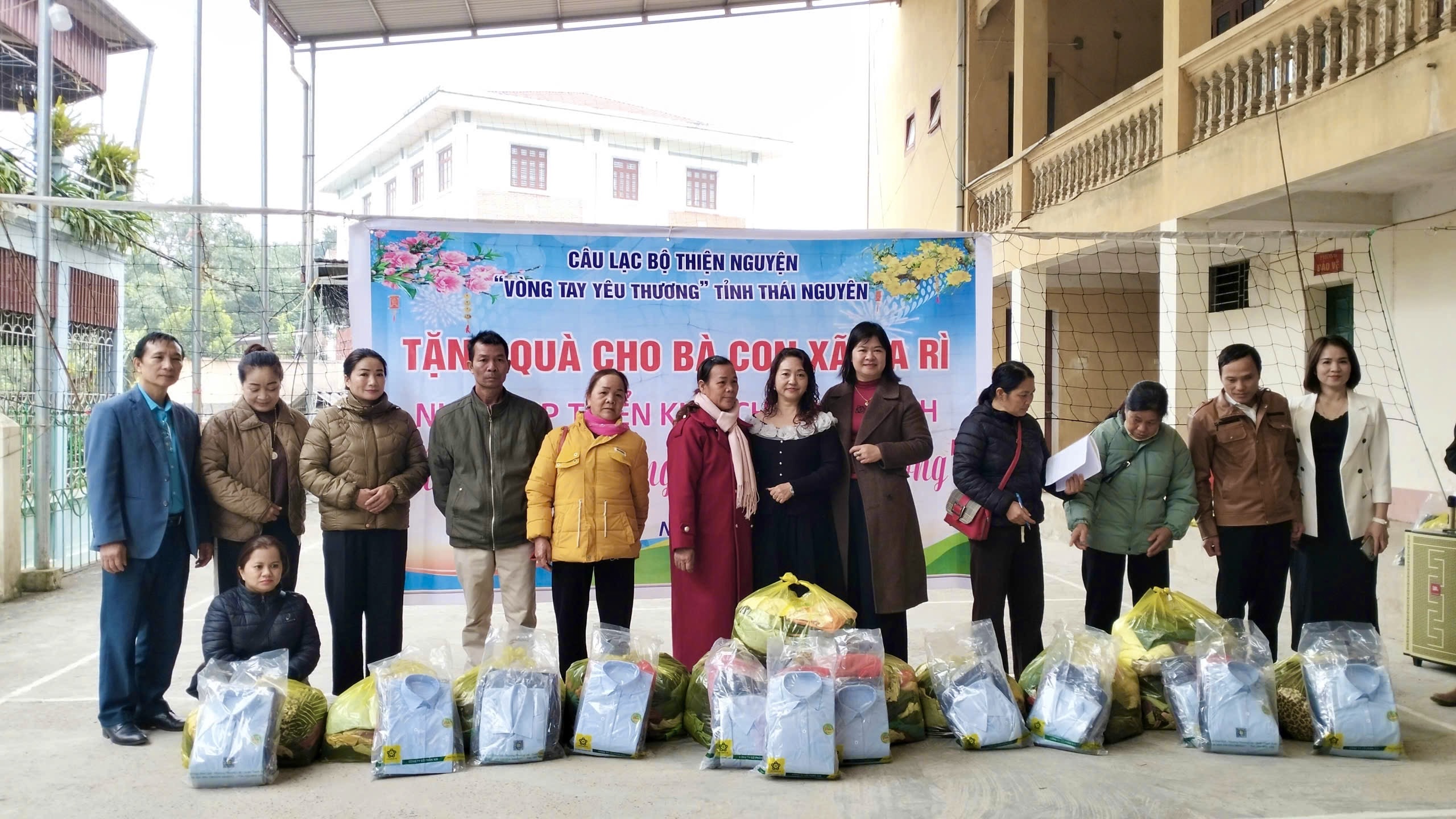 Câu Lạc bộ thiện nguyện vòng tay yêu thương tỉnh Thái Nguyên tặng quà tại xã Na Rì