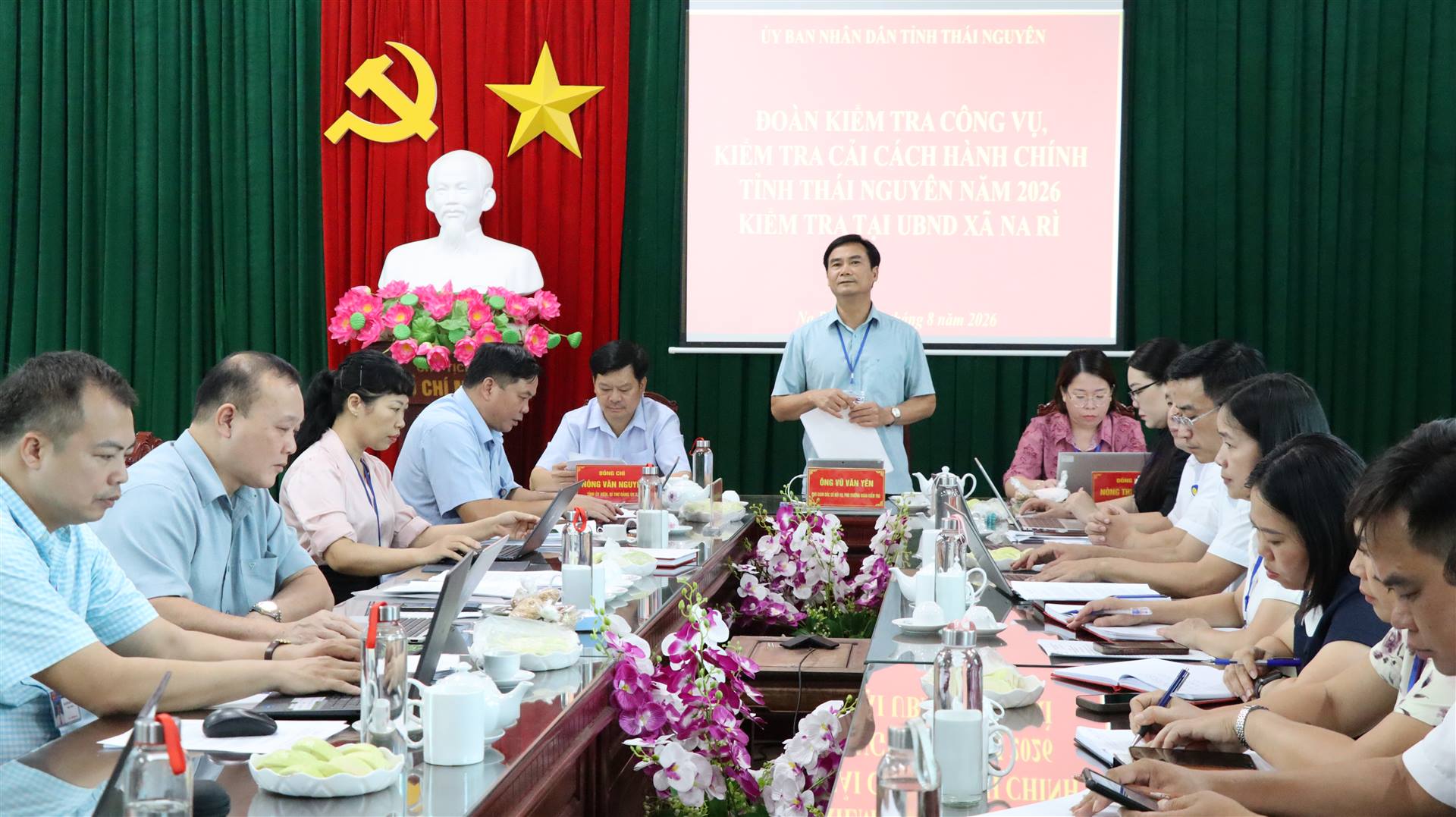 Đoàn kiểm tra của tỉnh kiểm tra công vụ, cải cách hành chính tại xã Na Rì