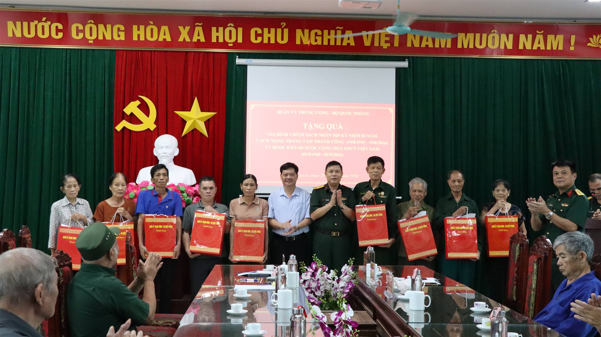 Bộ CHQS tỉnh Thái Nguyên tặng quà 25 gia đình chính sách trên địa bàn xã Na Rì