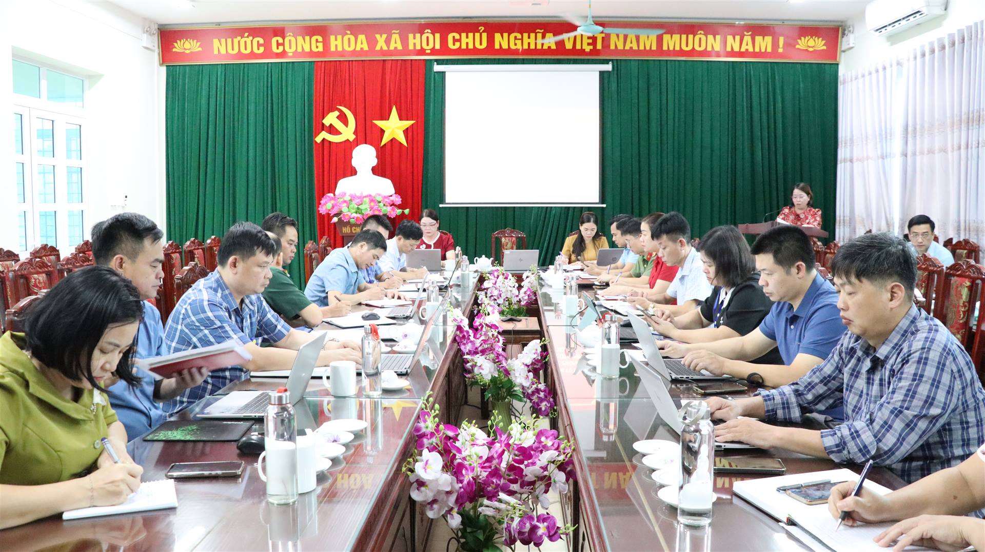 UBND xã Na Rì tổ chức Phiên họp thứ Sáu, nhiệm kỳ 2026 - 2031