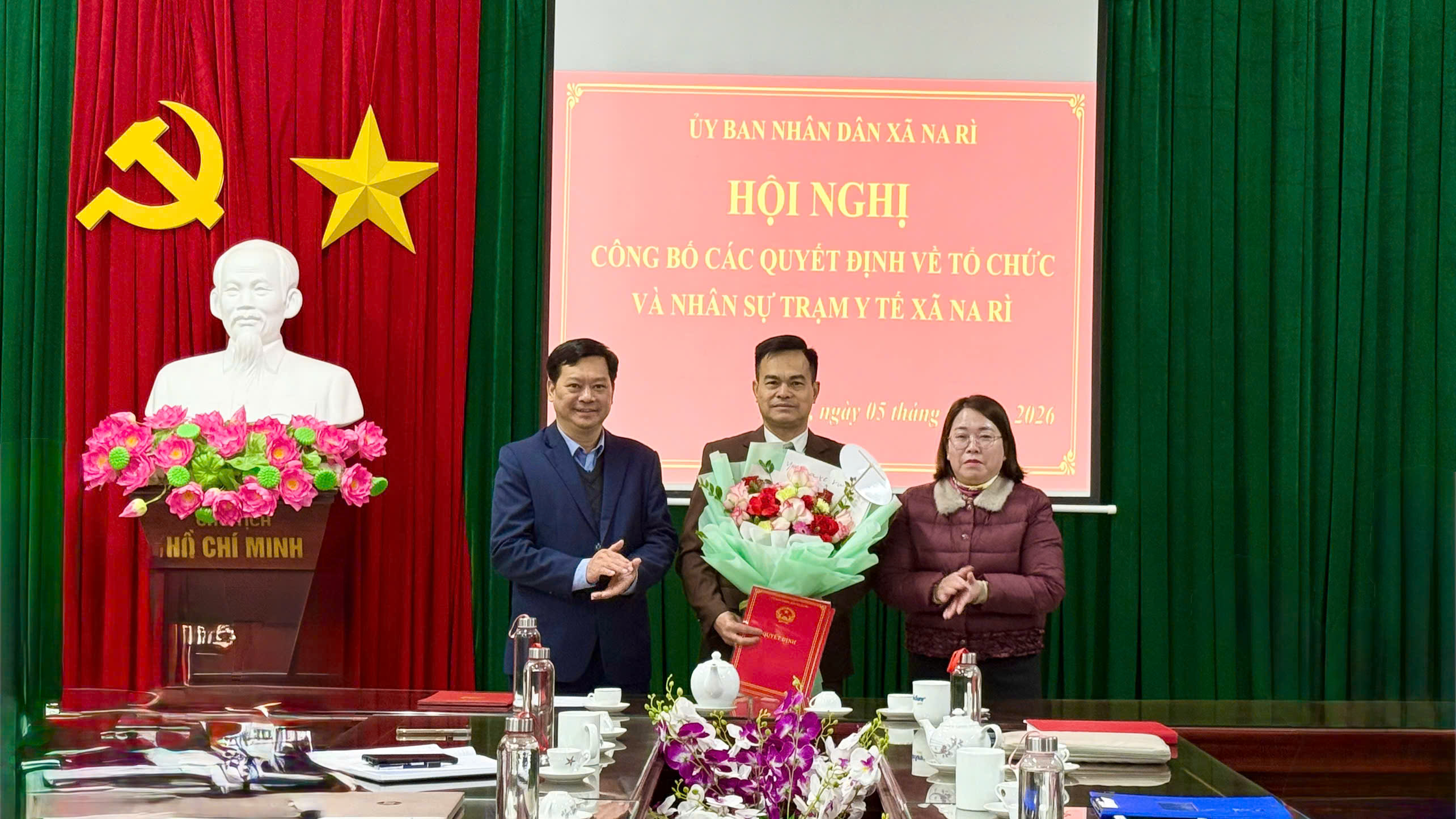 Công bố các quyết định về tổ chức và nhân sự Trạm Y tế xã Na Rì