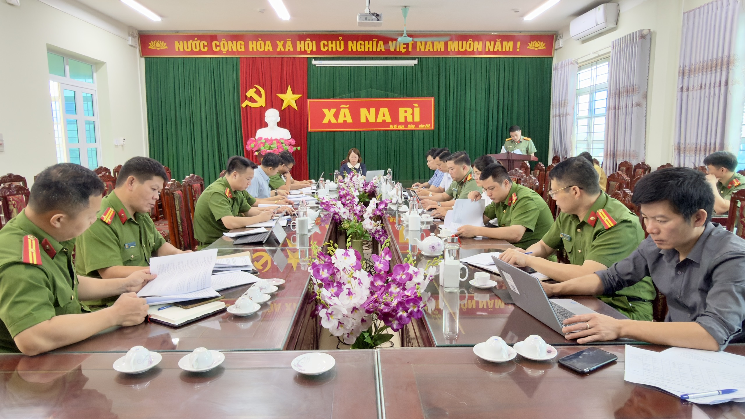 Anh-tin-bai