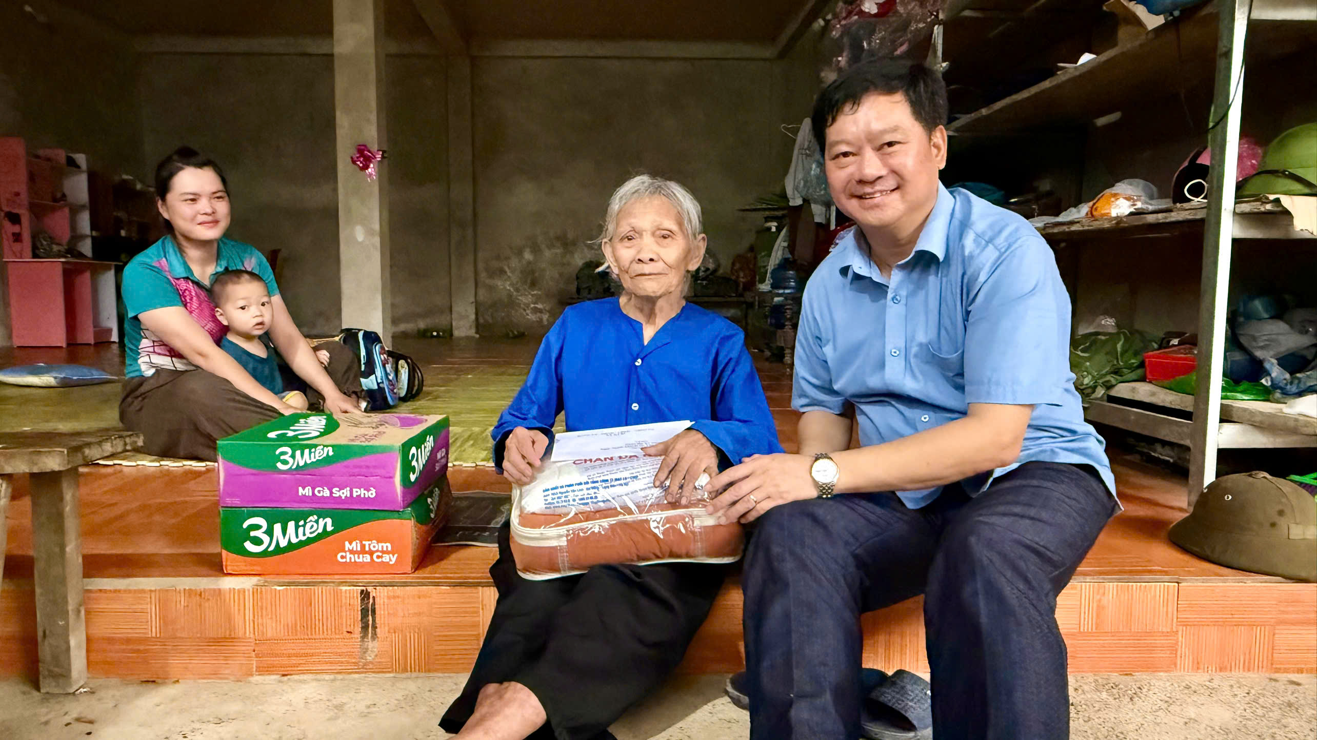 Na Rì thăm, tặng quà người khuyết tật nhân Ngày Người khuyết tật Việt Nam 18/4