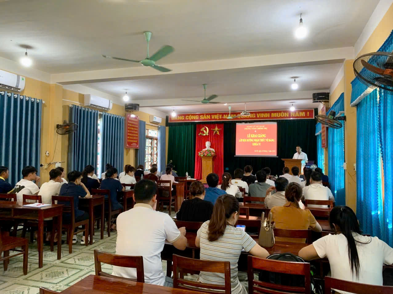 Na Rì khai giảng lớp bồi dưỡng nhận thức về Đảng khóa VI
