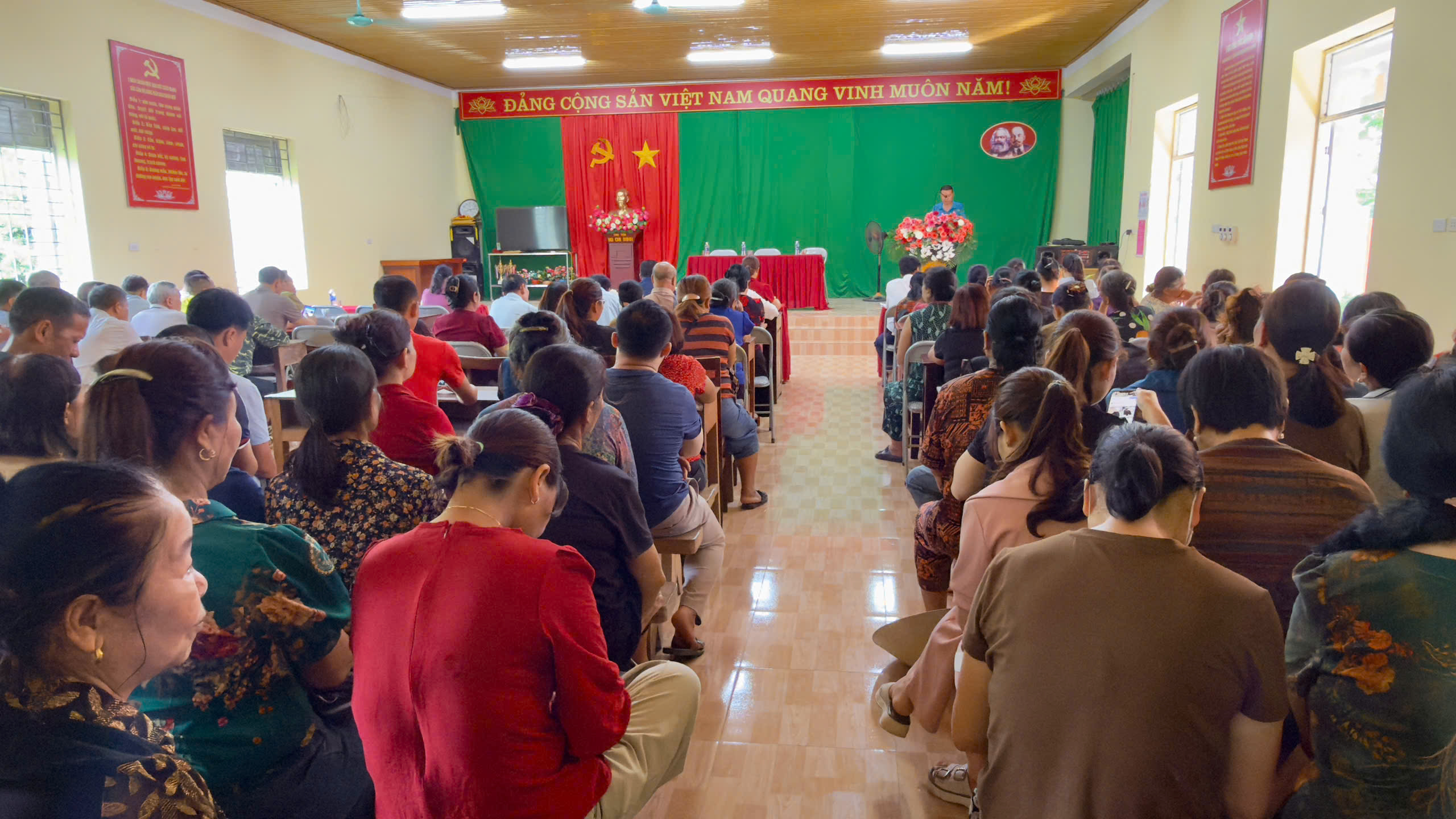 XÃ NA RÌ TỔ CHỨC LẤY Ý KIẾN NHÂN DÂN VỀ PHƯƠNG ÁN SẮP XẾP THÔN