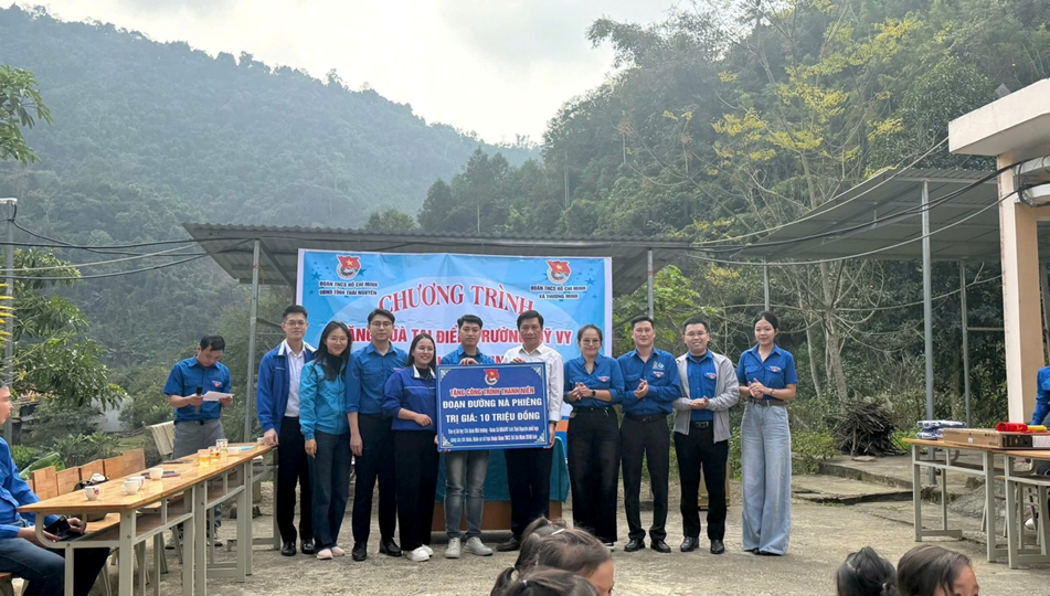 Title: Chi đoàn môi trường tặng Công trình thanh niên đoạn đường Nà Phiêng trị giá 10 triệu đồng - Description: C:\Users\tvcthanh.SOTNMTTN\Downloads\ảnh tình nguyện\z7448577748966_e14b01d3817487b2b116bc53bd28b945.jpg