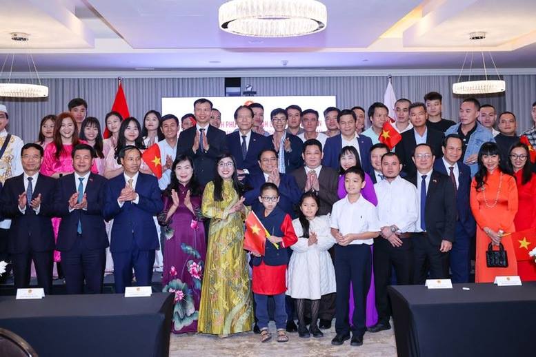 Description: Thủ tướng gặp gỡ cán bộ, nhân viên Đại sứ quán và cộng đồng người Việt Nam tại Qatar- Ảnh 5.