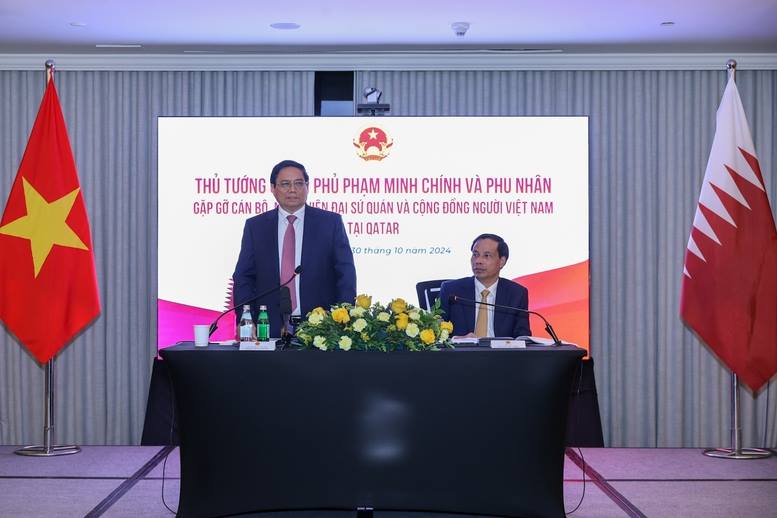 Description: Thủ tướng gặp gỡ cán bộ, nhân viên Đại sứ quán và cộng đồng người Việt Nam tại Qatar- Ảnh 2.