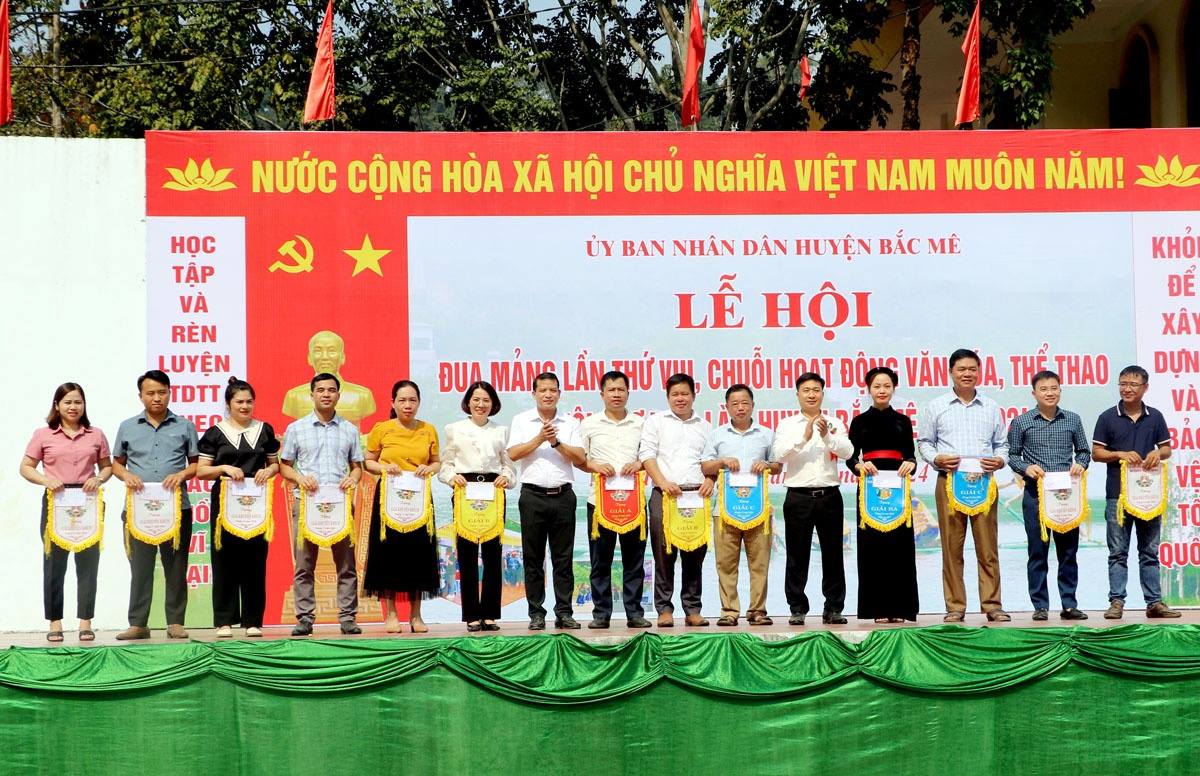 Ban tổ chức trao giải trưng bày gian hàng sản phẩm đặc trưng cho các xã, thị trấn.