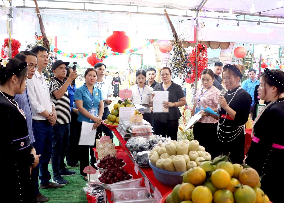 Ban Tổ chức chấm điểm các gian hàng đặc trưng tại lễ hội.