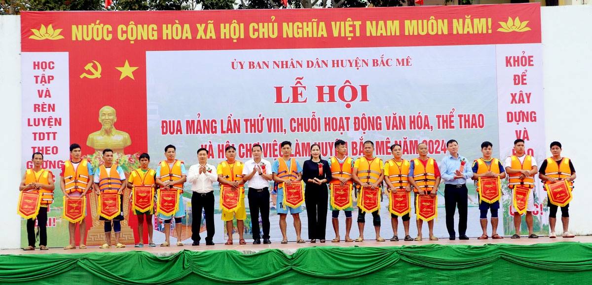 Ban Tổ chức trao cờ lưu niệm cho các đội thi ở nội dung đua mảng.