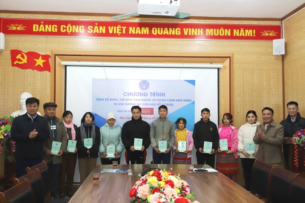 Trao tặng sổ BHXH, BHYT cho người dân bị ảnh hưởng bởi cơn bão số 3