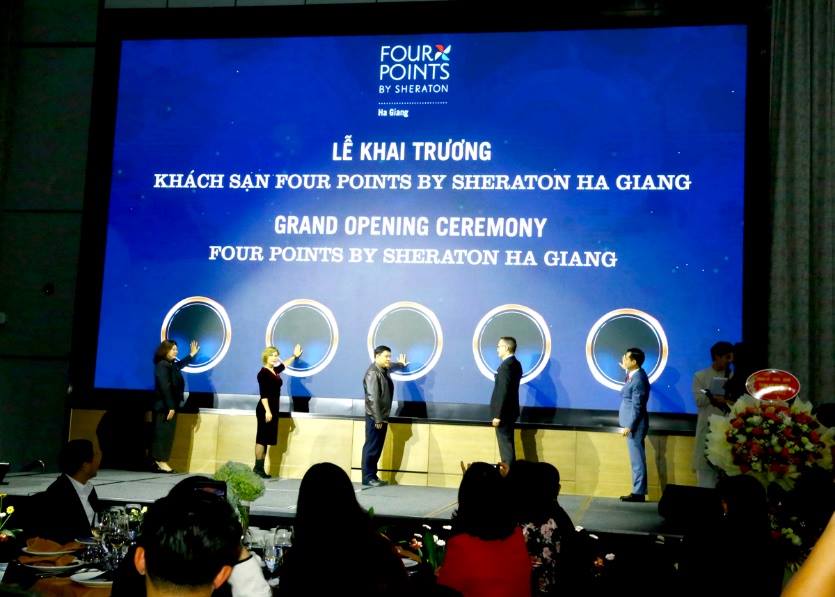 Lãnh đạo tỉnh và đại diện chủ đầu tư, Tập đoàn quản lý khách sạn Marriott International thực hiện nghi thức bấm nút khai trương Khách sạn Four Points by Sheraton Hà Giang.