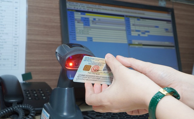 A person holding a card
Description automatically generated