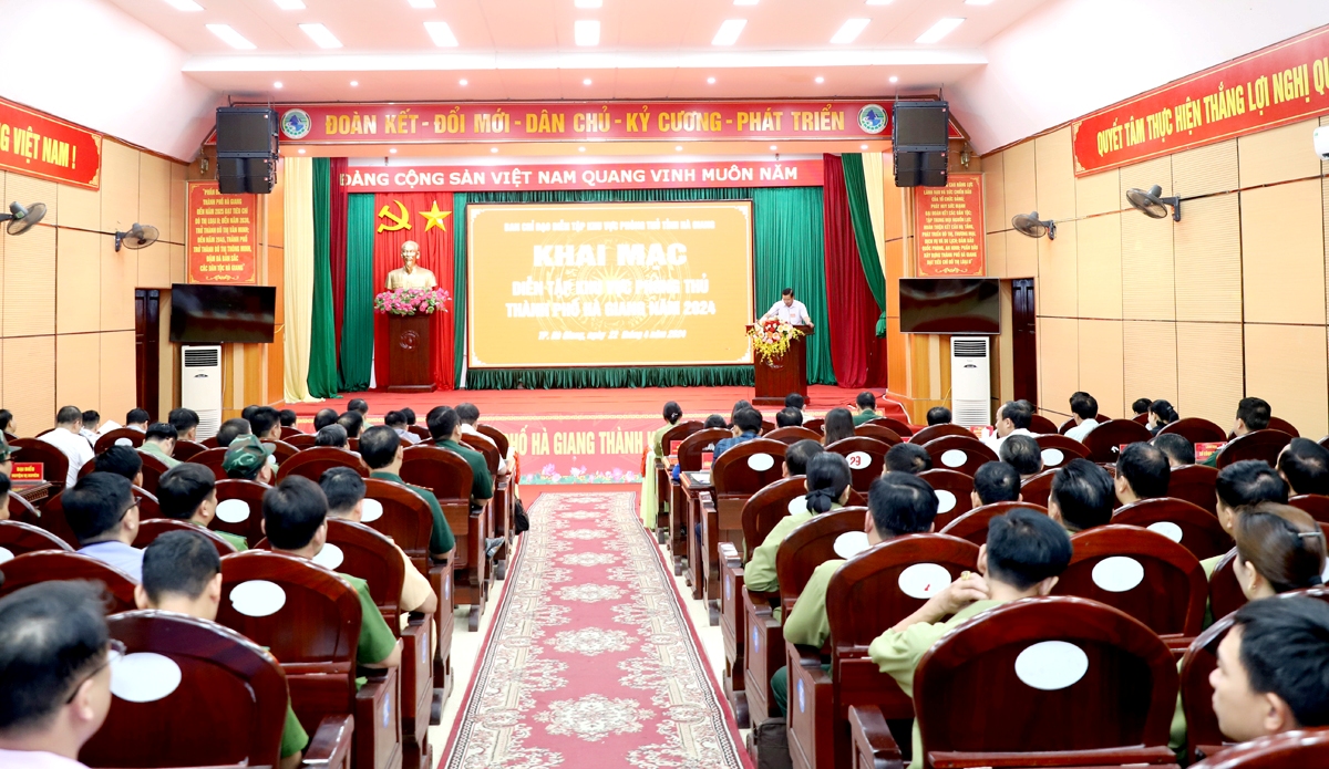 22.4 khai mạc dien tap.jpg