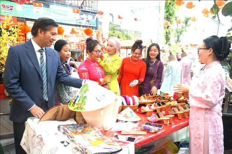 Bà con kiều bào đón Xuân quê hương tại các nước
