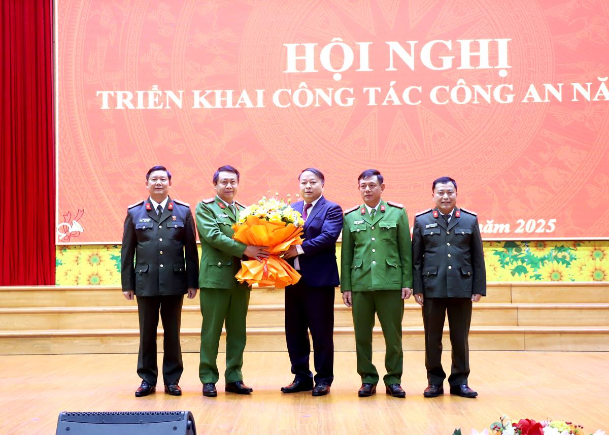 Ban Giám đốc Công an tỉnh tặng hoa chúc mừng đồng chí Phan Huy Ngọc.