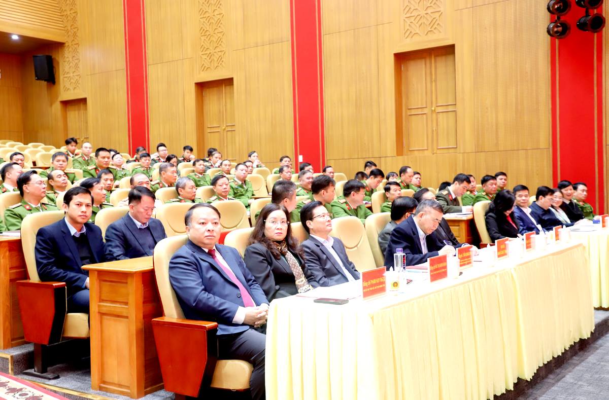 Phó Bí thư Tỉnh ủy, Chủ tịch UBND tỉnh Phan Huy Ngọc và các đại biểu dự hội nghị.