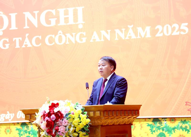Phó Bí thư Tỉnh ủy, Chủ tịch UBND tỉnh Phan Huy Ngọc phát biểu tại hội nghị.